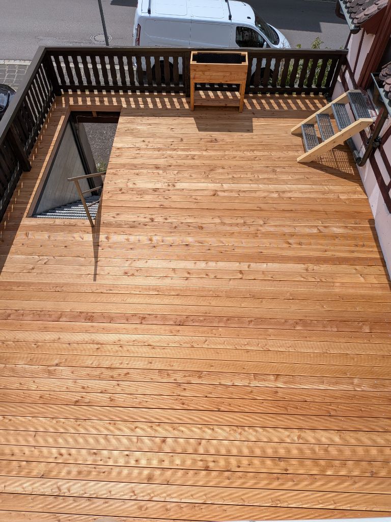 Fertig gebaute Dachterrasse mit Holzdielen