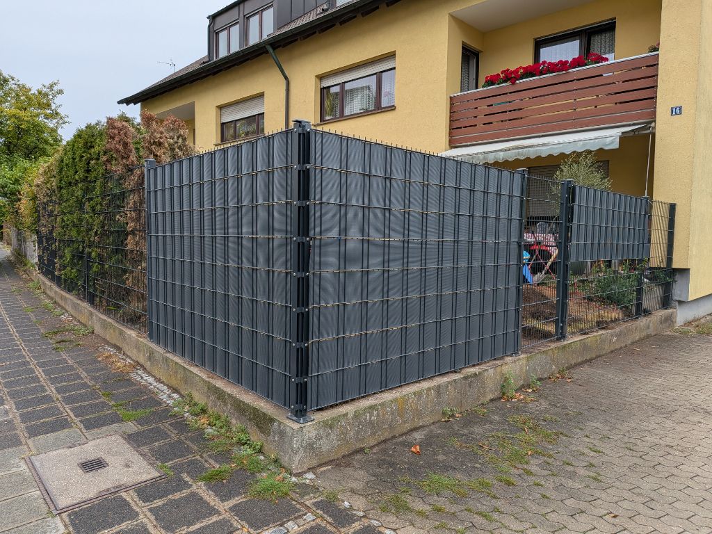 Neuer Sichtschutzzaun mit Toranlage
