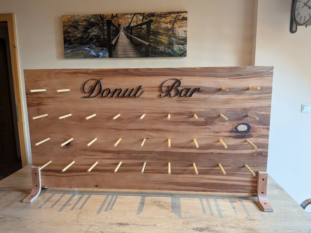 Individuelle Speziallösung: Donut-Bar aus Holz