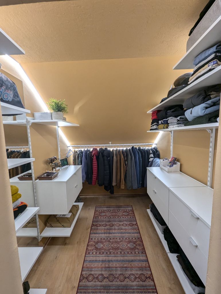 Begehbarer Kleiderschrank mit individuellen Regalen
