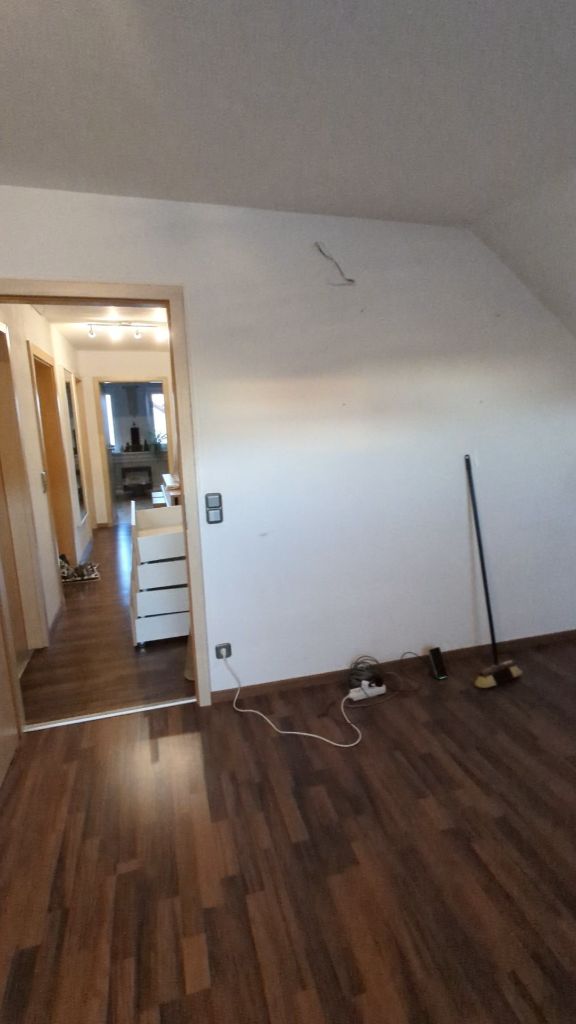 Flur vorher, unbehandelte Wand mit Riss im Dachschrägenbereich