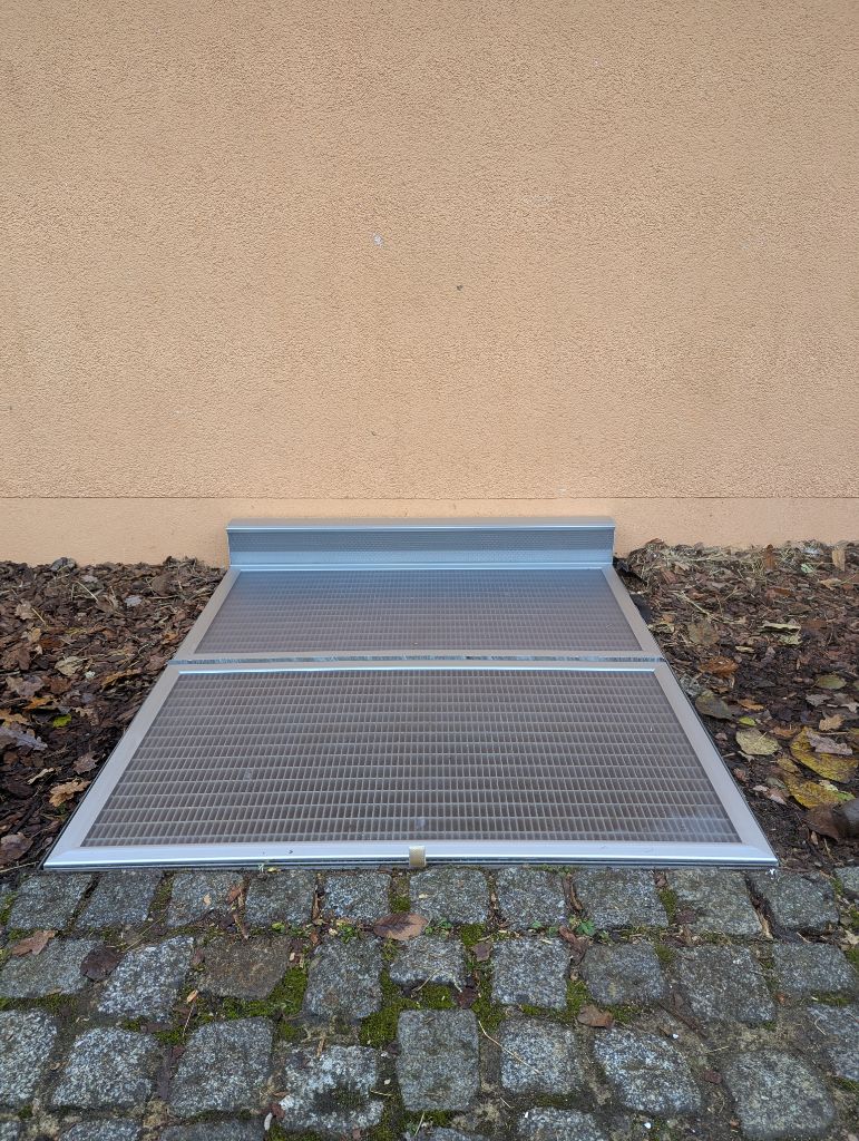 Neue Lichtschachtabdeckung aus Aluminium mit Gitterrost nachher