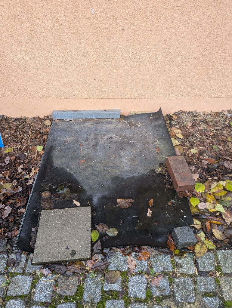 Verwitterte, undichte Lichtschachtabdeckung vorher