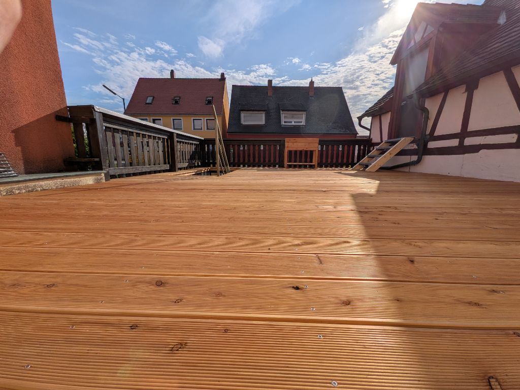 Dachterrasse nachher mit neuem Holzdielenbelag und Geländer