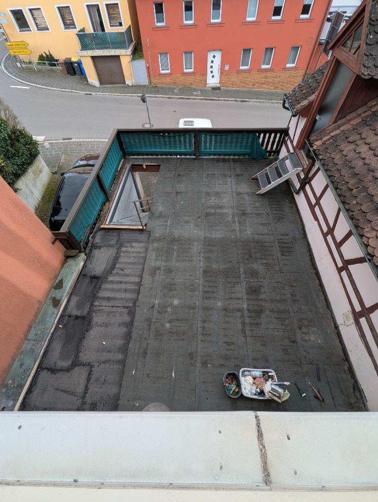 Dachterrasse vorher, alte Dachpappe und unfertige Fläche