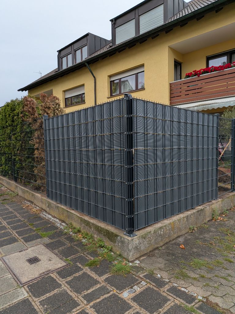 Neuer moderner Sichtschutzzaun aus Metall und Kunststoff nachher