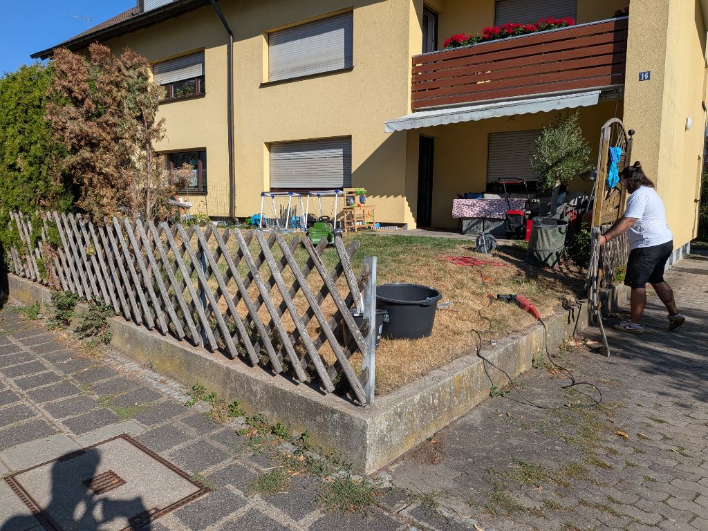 Alter, morscher Holzlattenzaun vorher